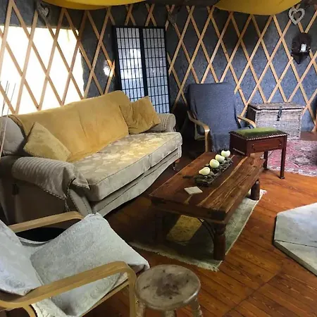 Fieldhead Glamping Cabin In Hébergement de vacances