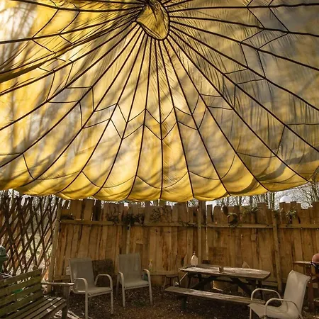 Fieldhead Glamping Cabin In Hébergement de vacances *